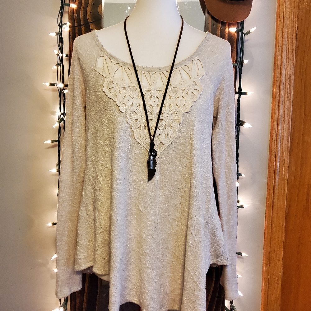 Hollister long sleeve cream colored blouse sz M